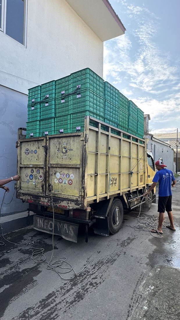 Pikap dicuci bersih dulu sebelum dipakai angkut pesanan