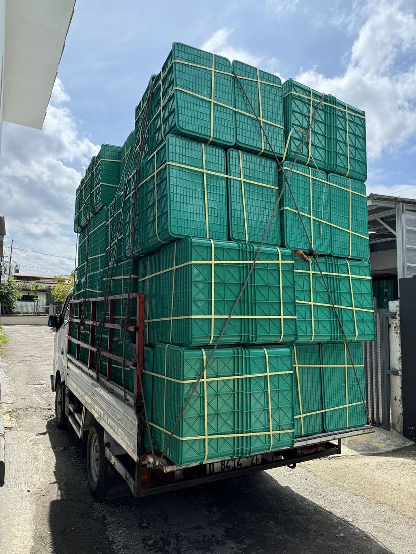 Keranjang industri tersusun rapi dan terikat kencang di atas bak pikap