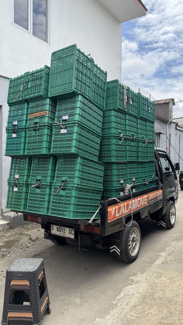 Keranjang industri ditumpuk tinggi dan rapi di bak pikap