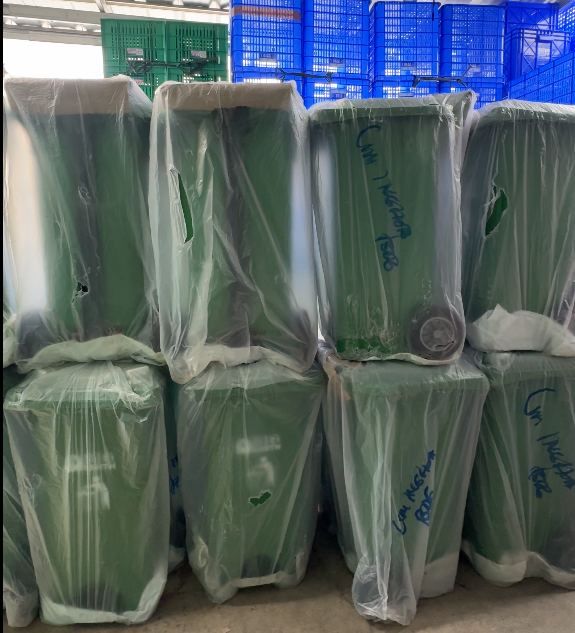 Produk dibungkus plastik pelindung satu per satu sebelum dikirim